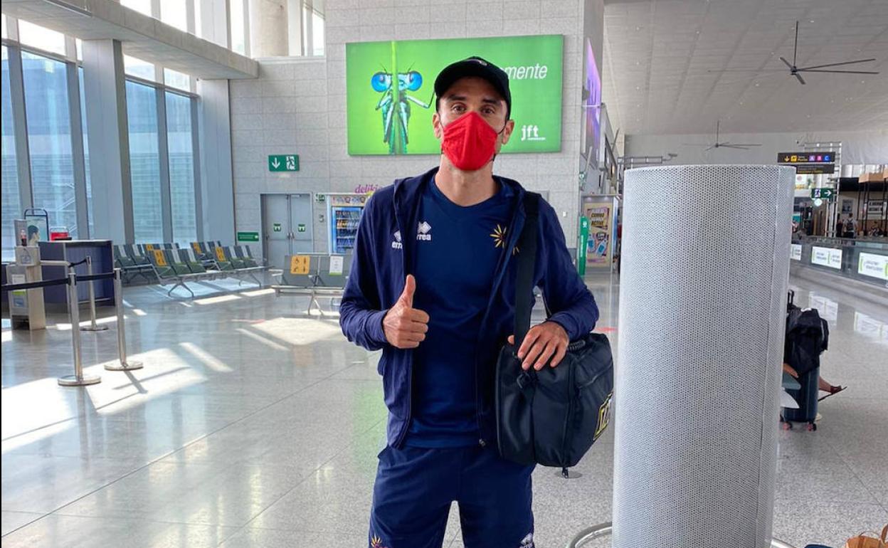 Luis Ángel Maté, en el Aeropuerto para viajar a tierras francesas. 