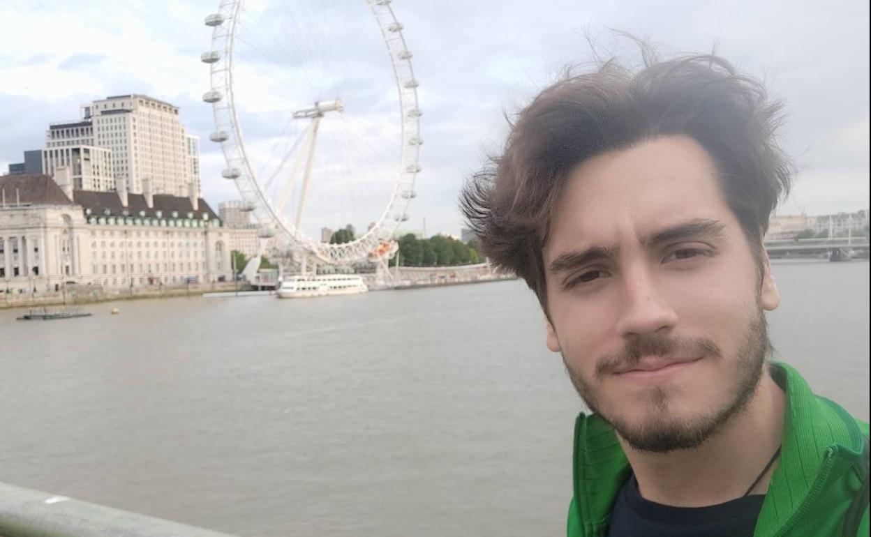 Alberto Badillo, con el London Eye al fondo. 