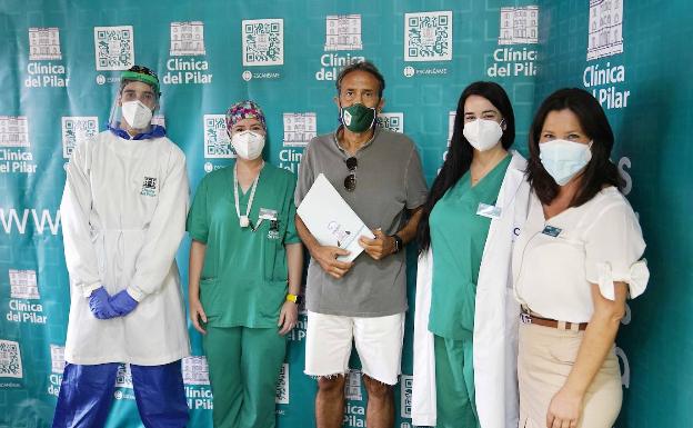 Luis Casimiro, junto a personal médico hoy en la Clínica del Pilar. 