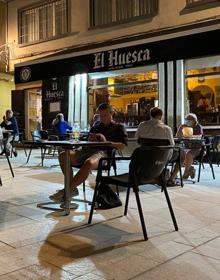 Imagen secundaria 2 - Los molletes los compra, encarga y recoge en Cuevas Bajas. Abajo, molletes de queso de cabra con tomate seco y de 'pringá' de berzas y terraza de El Huesca, en calle Cañón, junto a la Catedral de Málaga.