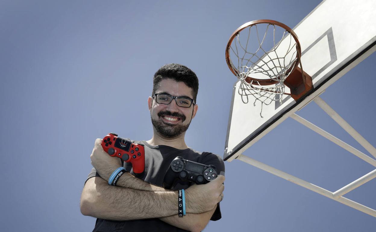 Aircriss posa con sus mandos en el Parque del Oeste 