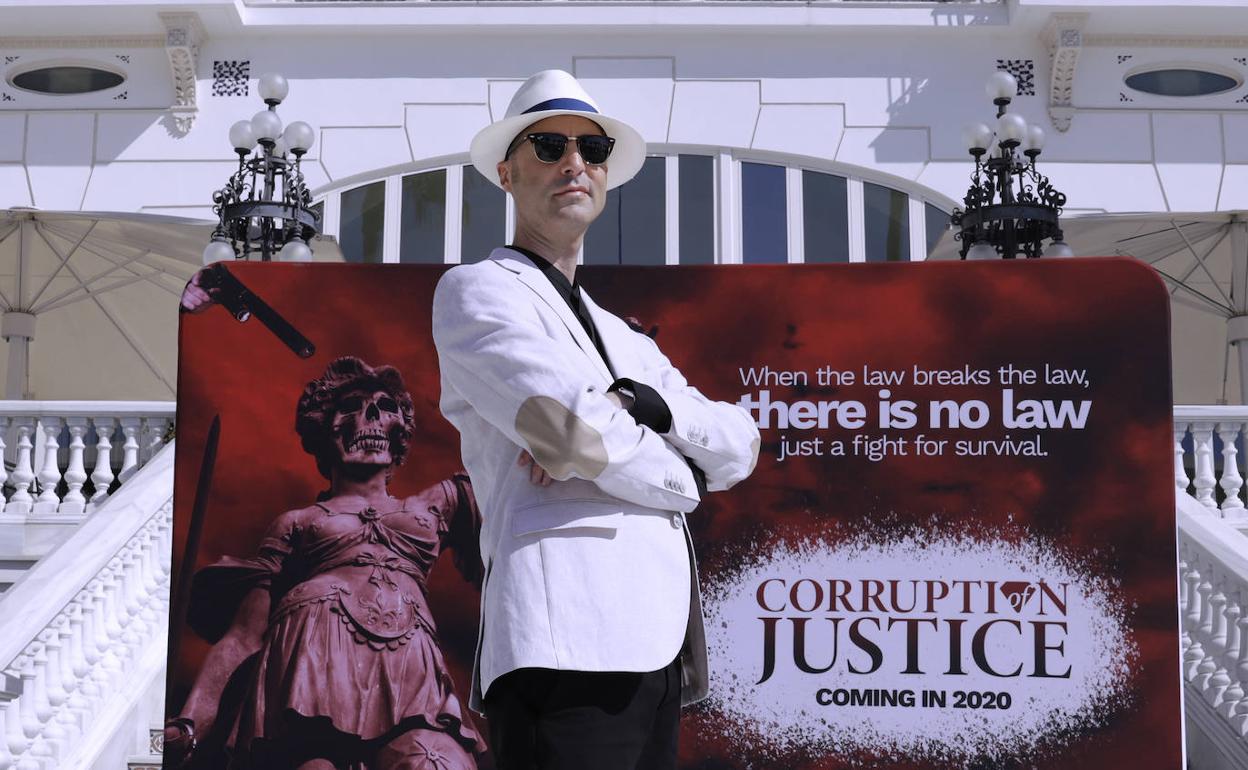 George Van Mellaert posa frente al cartel de la serie en el Gran Hotel Miramar. 