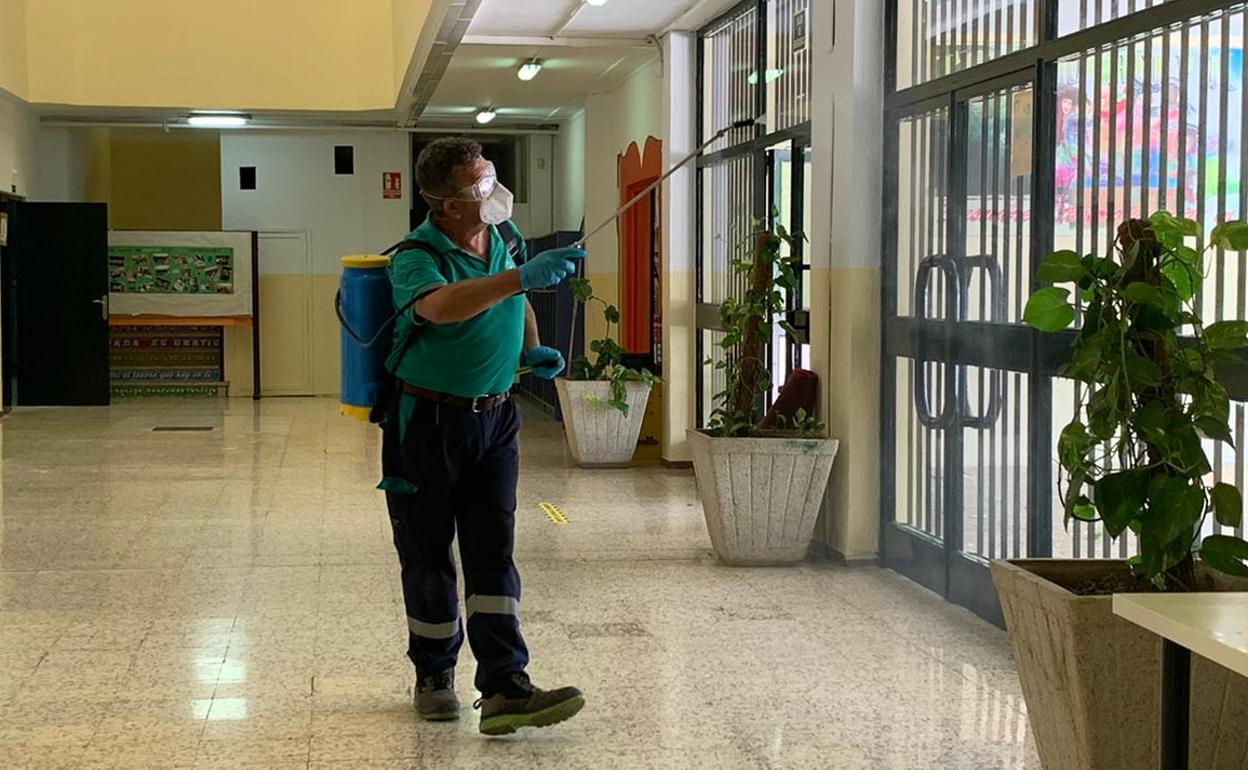 Un operario realiza labores de desinfección en un colegio de Fuengirola.