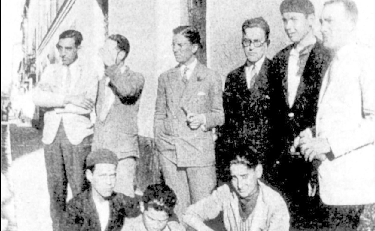 José María Hinojosa y Emilio Prados con los trabajadores de la imprenta. 