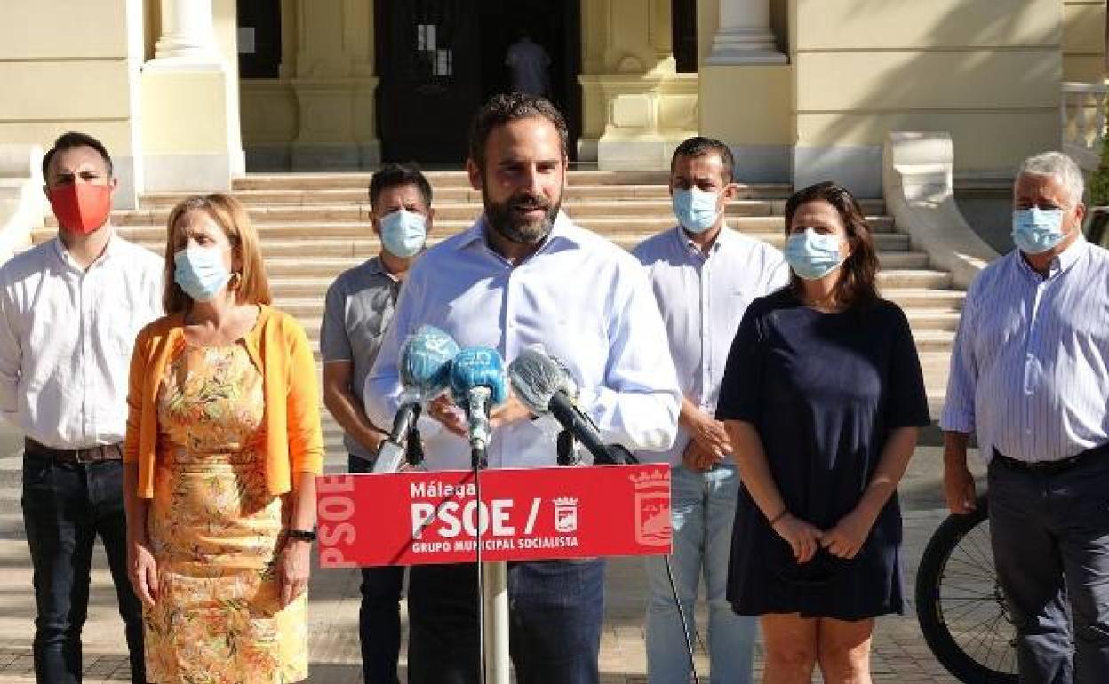 Dani Pérez con miembros del grupo socialista a las puertas del Ayuntamiento.