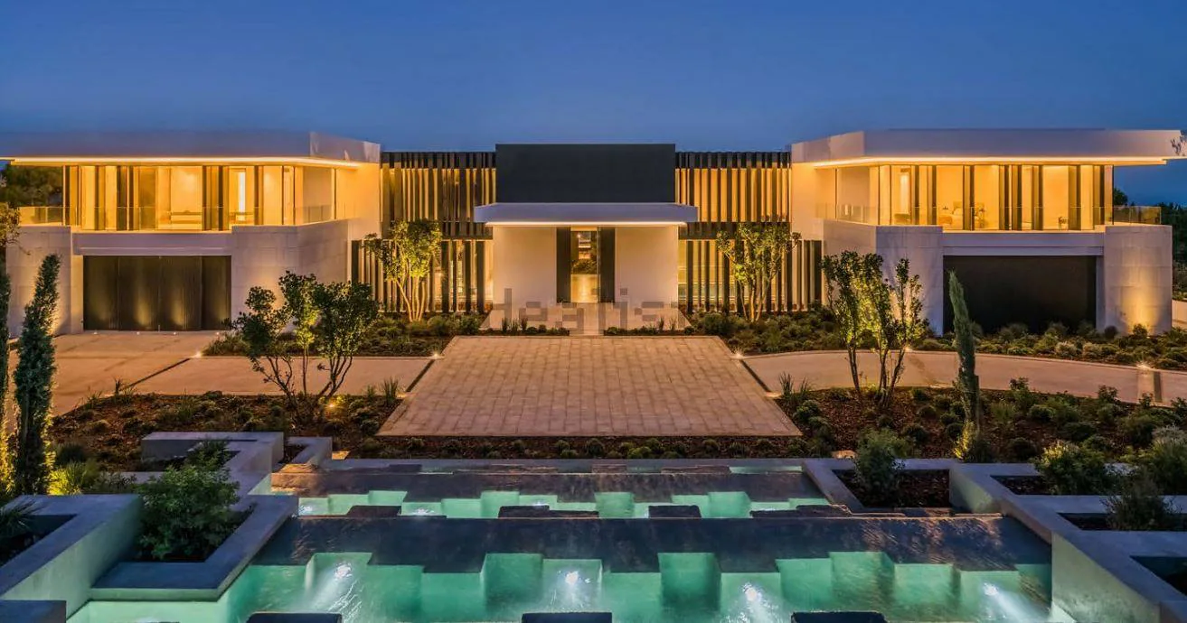 Se trata de una villa de más de 3.000 metros cuadrados en una finca de 10.000 metros cuadrados que cuenta con diez habitaciones, catorce baños, piscina interior y exterior, según Idealista.com