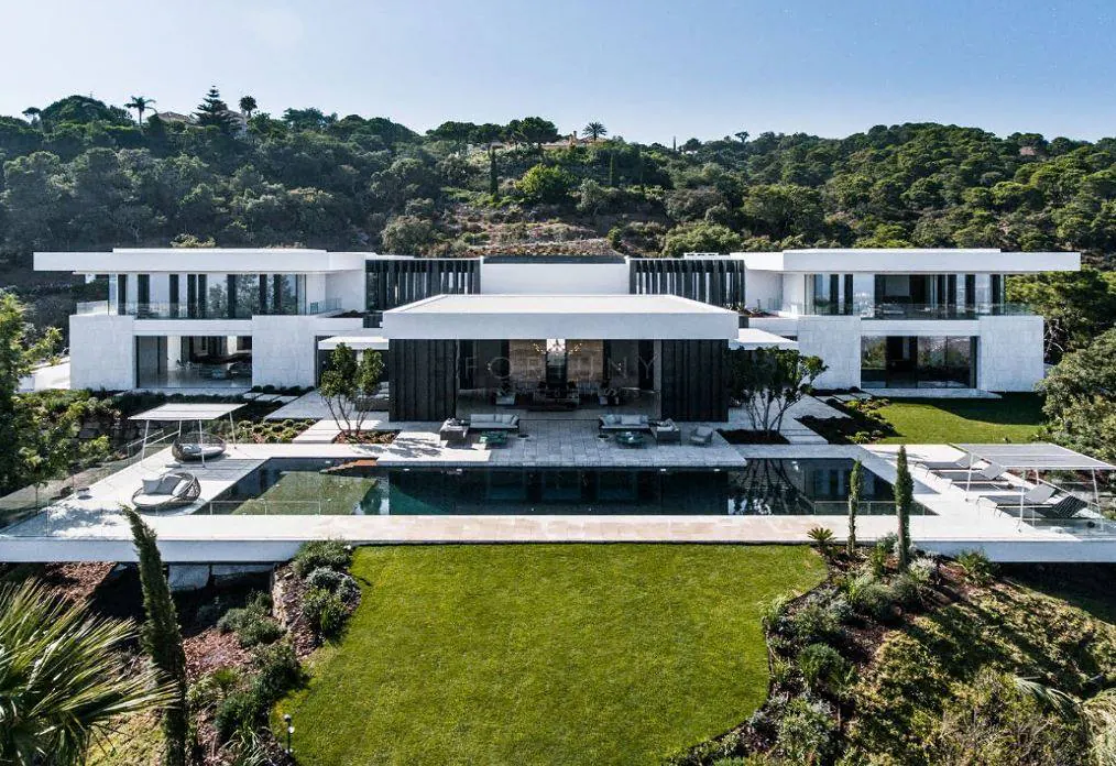 Se trata de una villa de más de 3.000 metros cuadrados en una finca de 10.000 metros cuadrados que cuenta con diez habitaciones, catorce baños, piscina interior y exterior, según Idealista.com