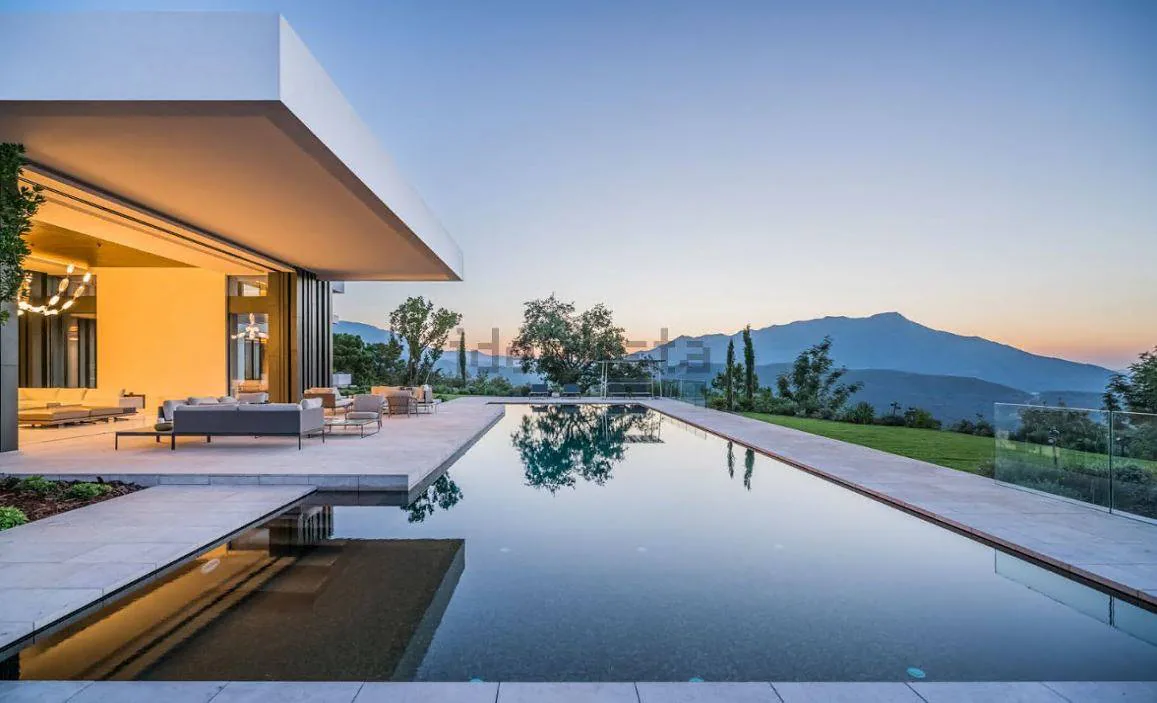Se trata de una villa de más de 3.000 metros cuadrados en una finca de 10.000 metros cuadrados que cuenta con diez habitaciones, catorce baños, piscina interior y exterior, según Idealista.com