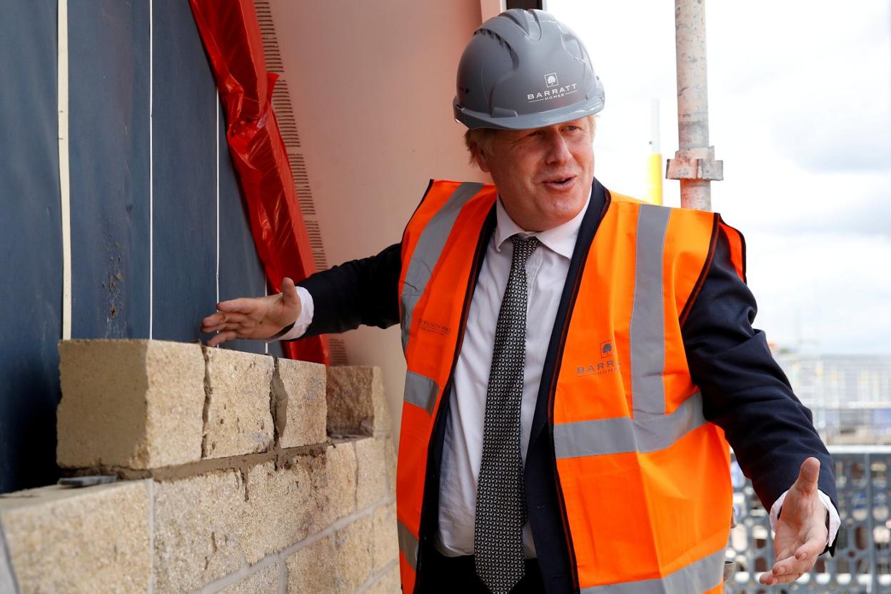 El primer ministro británico,Boris Johnson, visita un edificio en construcción en Cheshire. p. noble / reuters