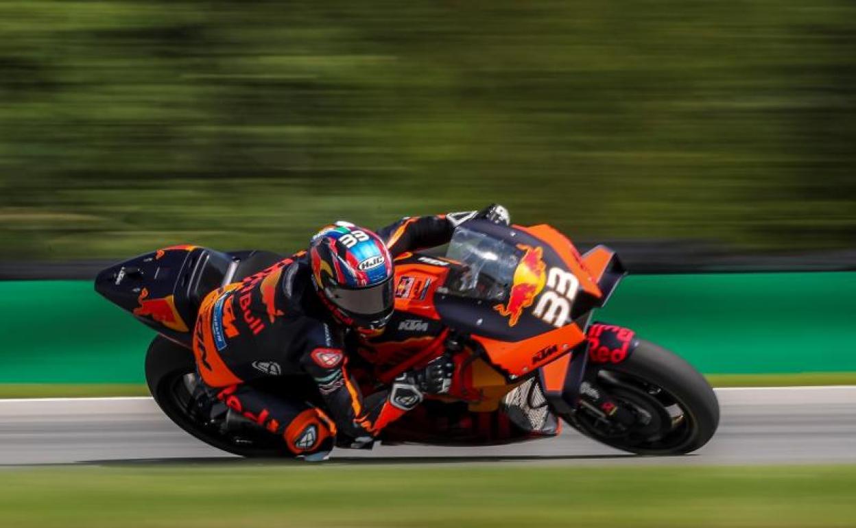 La KTM de Brad Binder, durante la carrera en Brno.