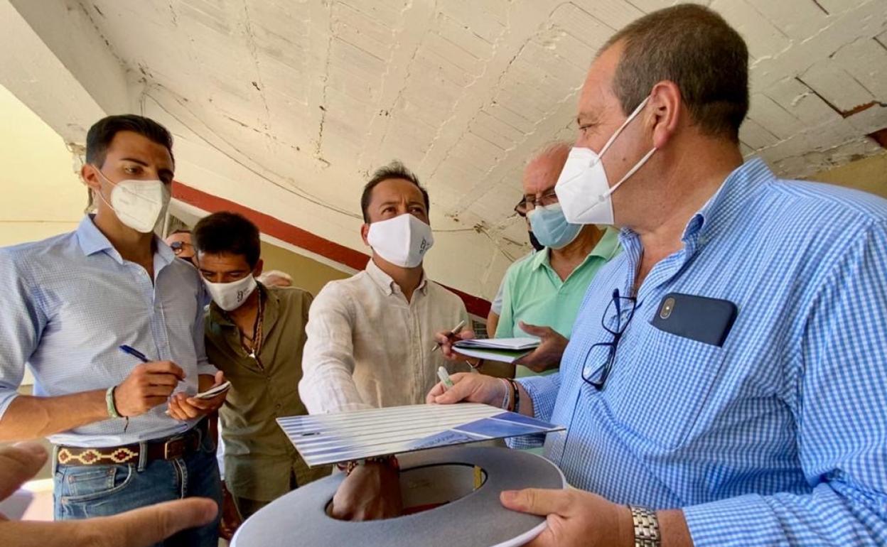 Momento del sorteo de los toros esta mañana en los corrales del coso de Fuengirola.
