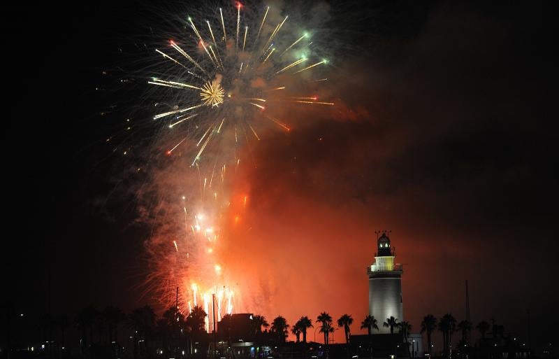 Fotos: Las mejores imágenes de los fuegos artificiales de la Feria de Málaga de los últimos años