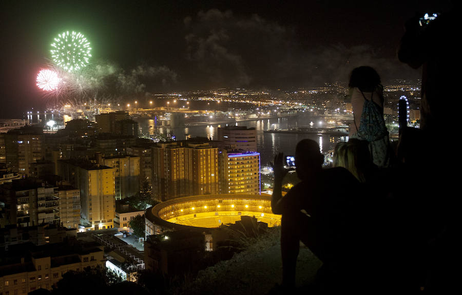 Fotos: Las mejores imágenes de los fuegos artificiales de la Feria de Málaga de los últimos años