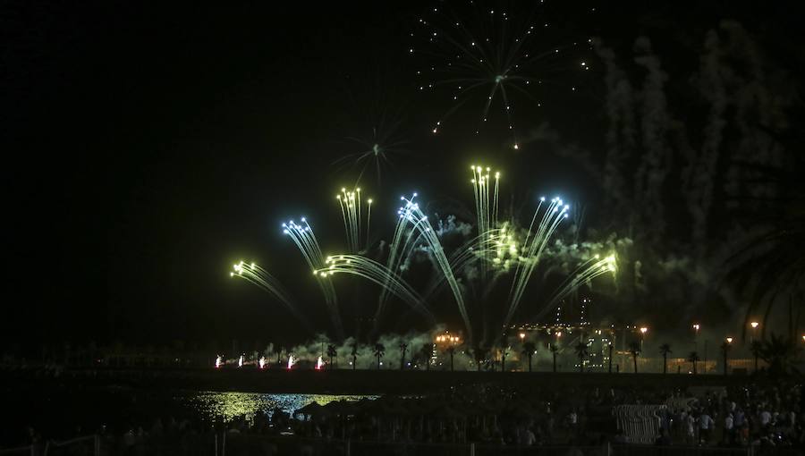Fotos: Las mejores imágenes de los fuegos artificiales de la Feria de Málaga de los últimos años