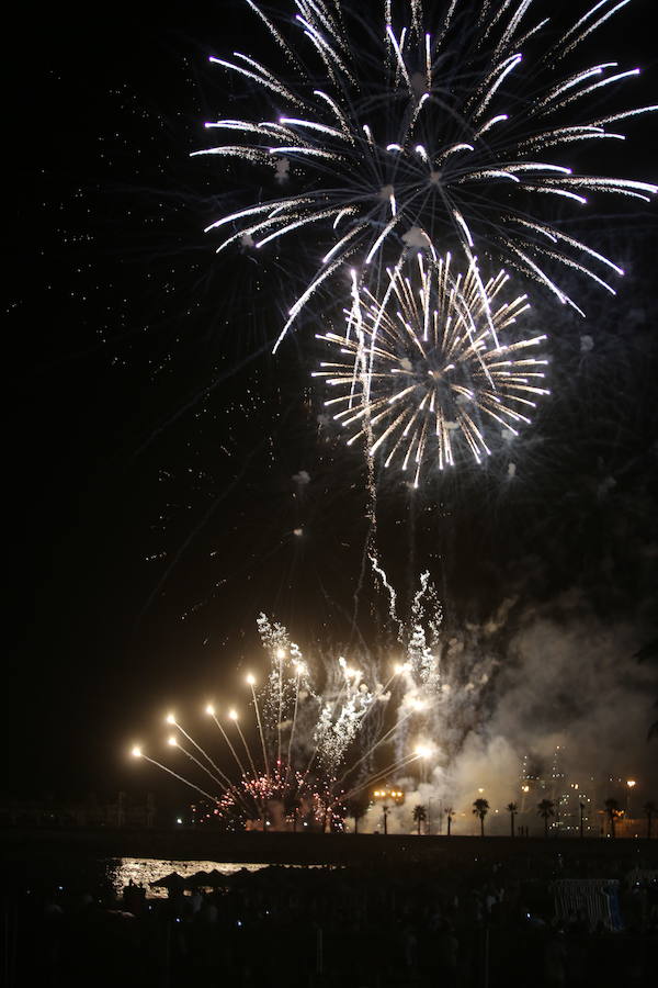 Fotos: Las mejores imágenes de los fuegos artificiales de la Feria de Málaga de los últimos años