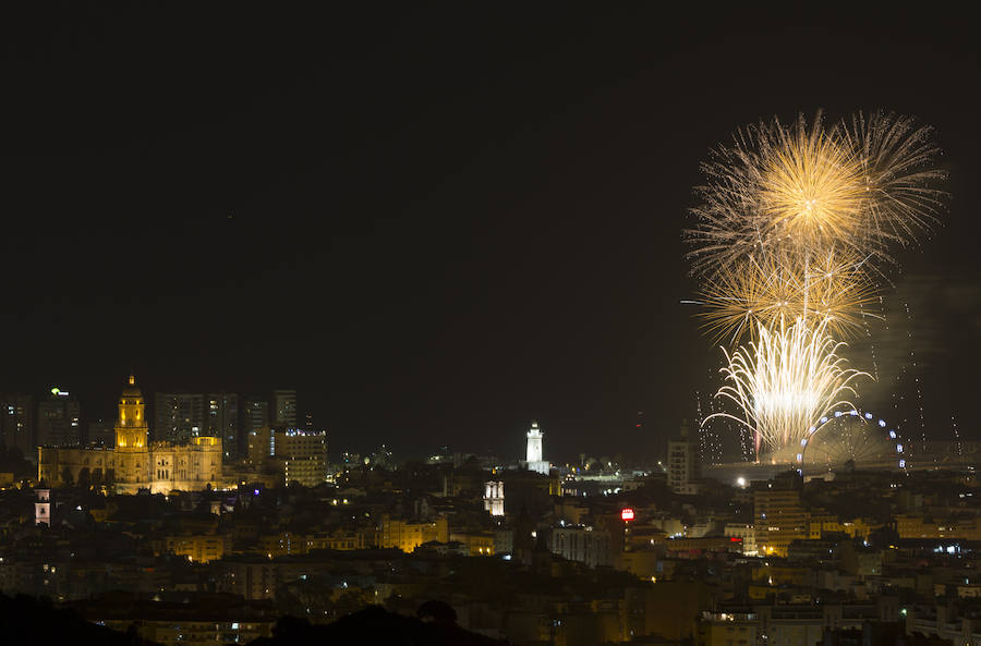 Fotos: Las mejores imágenes de los fuegos artificiales de la Feria de Málaga de los últimos años