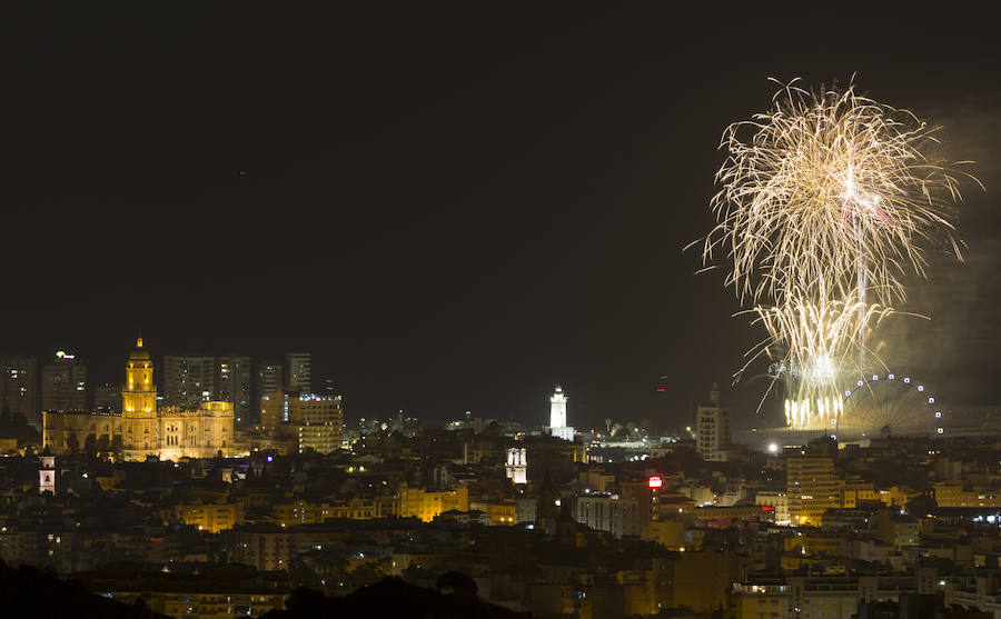 Fotos: Las mejores imágenes de los fuegos artificiales de la Feria de Málaga de los últimos años
