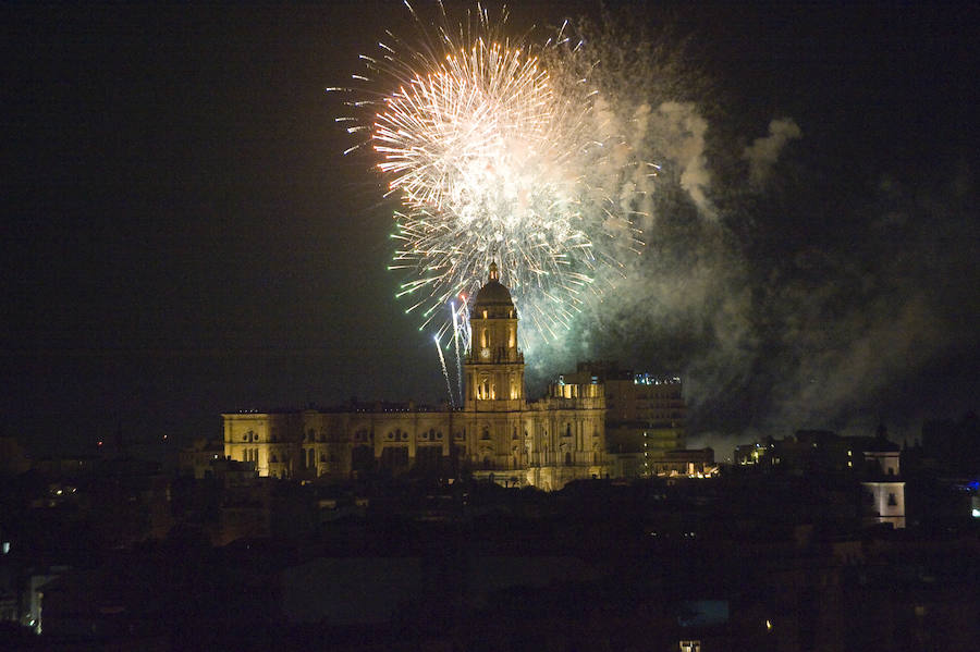 Fotos: Las mejores imágenes de los fuegos artificiales de la Feria de Málaga de los últimos años