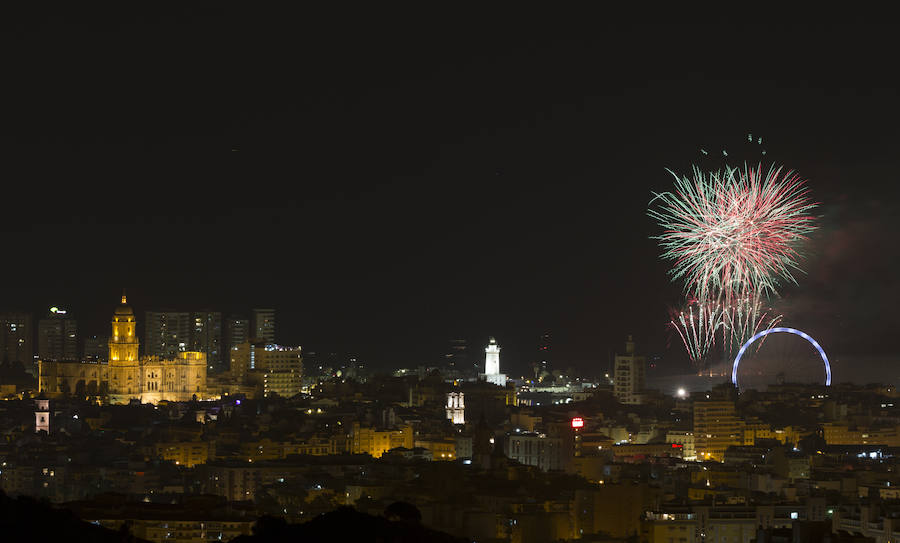 Fotos: Las mejores imágenes de los fuegos artificiales de la Feria de Málaga de los últimos años