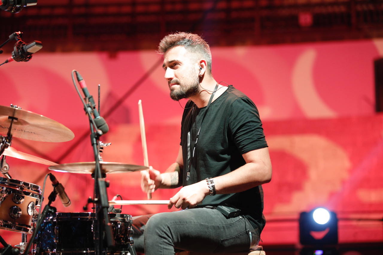 Un concierto por todo lo alto con el acompañamiento vocal y a la guitarra de Ricardo Marín