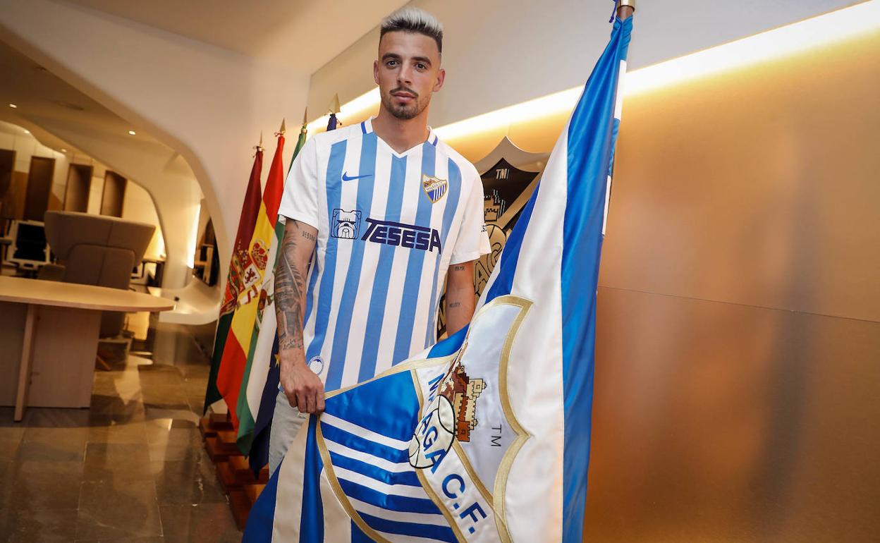 Cristian, posa tras la firma de su contrato con el Málaga en las oficinas de La Rosaleda.