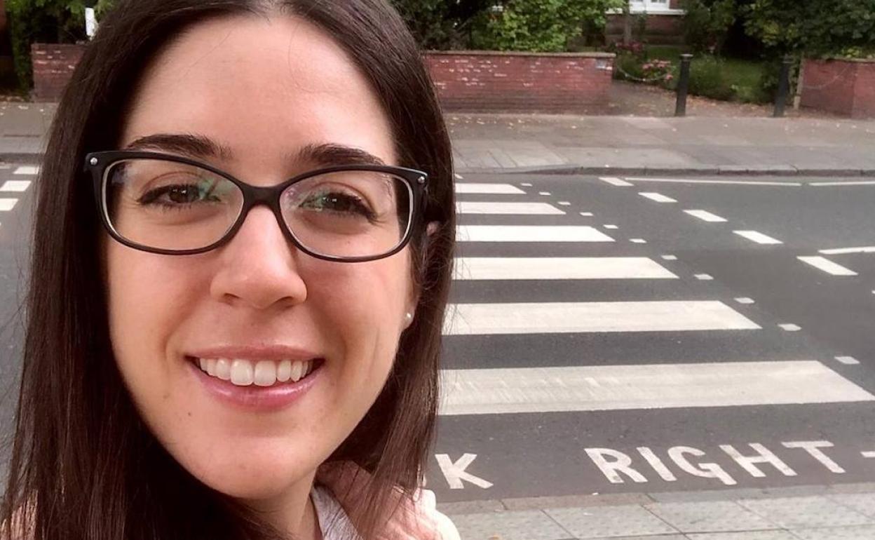 Alejandra Perujo, junto al paso de peatones que hicieron famoso los Beatles, en Abbey Road. 