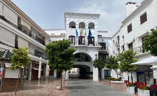 Fachada principal del Ayuntamiento nerjeño. 