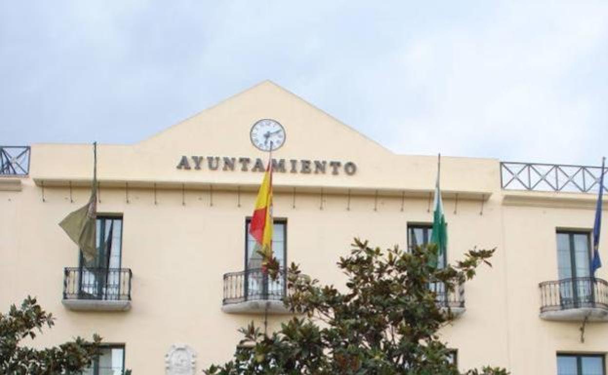 Fachada del Ayuntamiento veleño, el que más fondos recibirá del plan autonómico. 