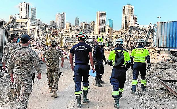 Trabajo conjunto. Los bomberos malagueños trabajaron de la mano del Ejército de Líbano.