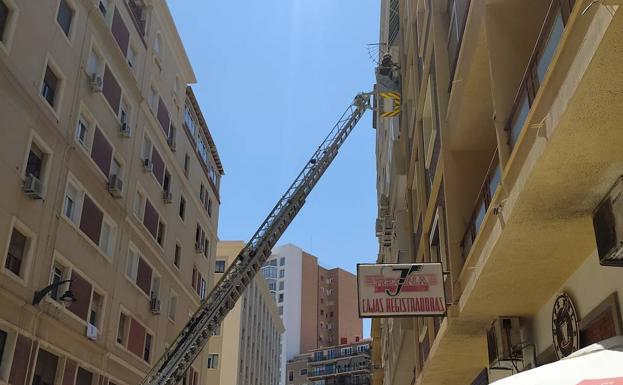 Imagen principal - Susto en el barrio del Soho de Málaga por un desprendimiento de cornisa