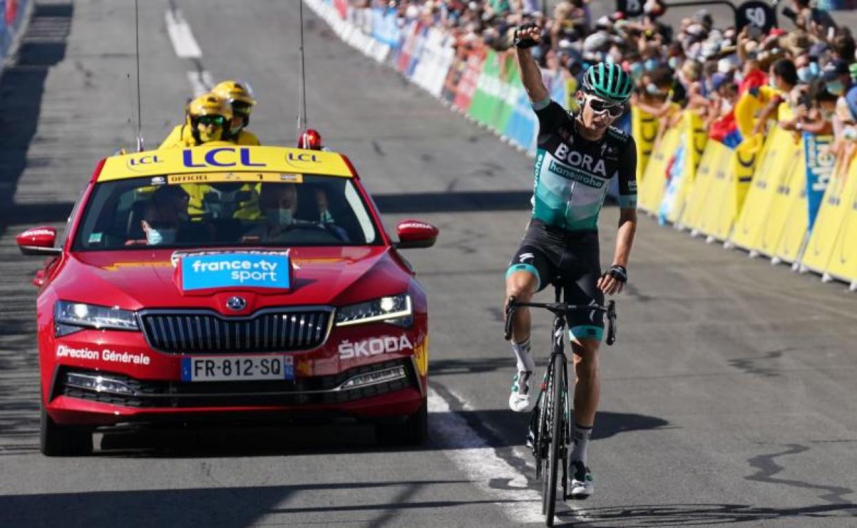 Lennard Kamna celebra su victoria en la cuarta etapa. 