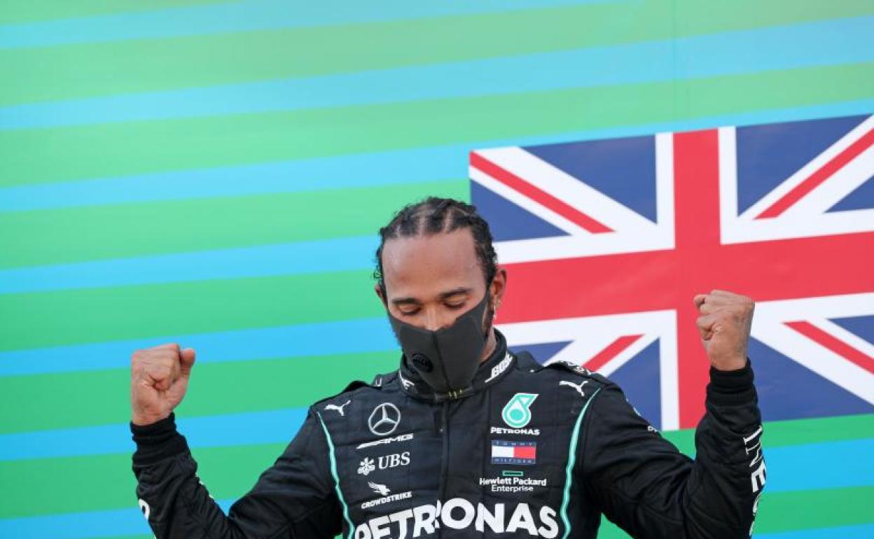 Lewis Hamilton, en el podio en el circuito de Montmeló. 