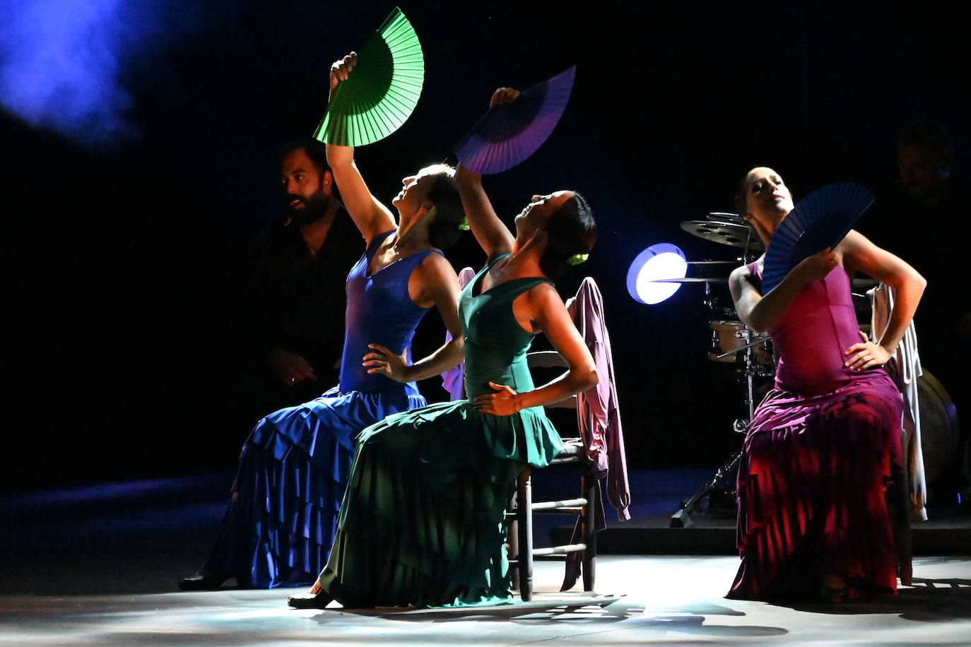 Verla bailar resulta hipnótico. La elegancia con la que contorsiona su cuerpo, la precisión de su taconeo, la fuerza de sus gestos...Cuando Sara Baras se sube a un escenario, todo el auditorio enmudece para seguir en silencio los movimientos de sus manos y de sus pies, a veces delicados, a veces raciales. La bailaora volvió anoche a Starlite para ofrecer un espectáculo creado en exclusiva para el festival boutique de Marbella.Durante hora y media, 'Starlite Suite Flamenca' revisó los momentos mas significativos vividos por ella durante todos estos años en la cantera marbellí.