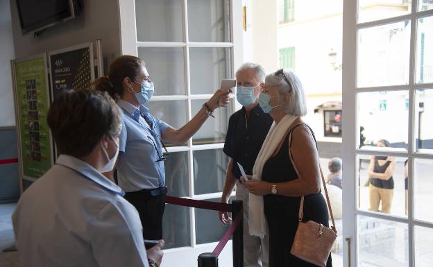 El personal del teatro tomaba la temperatura en los acceso. 