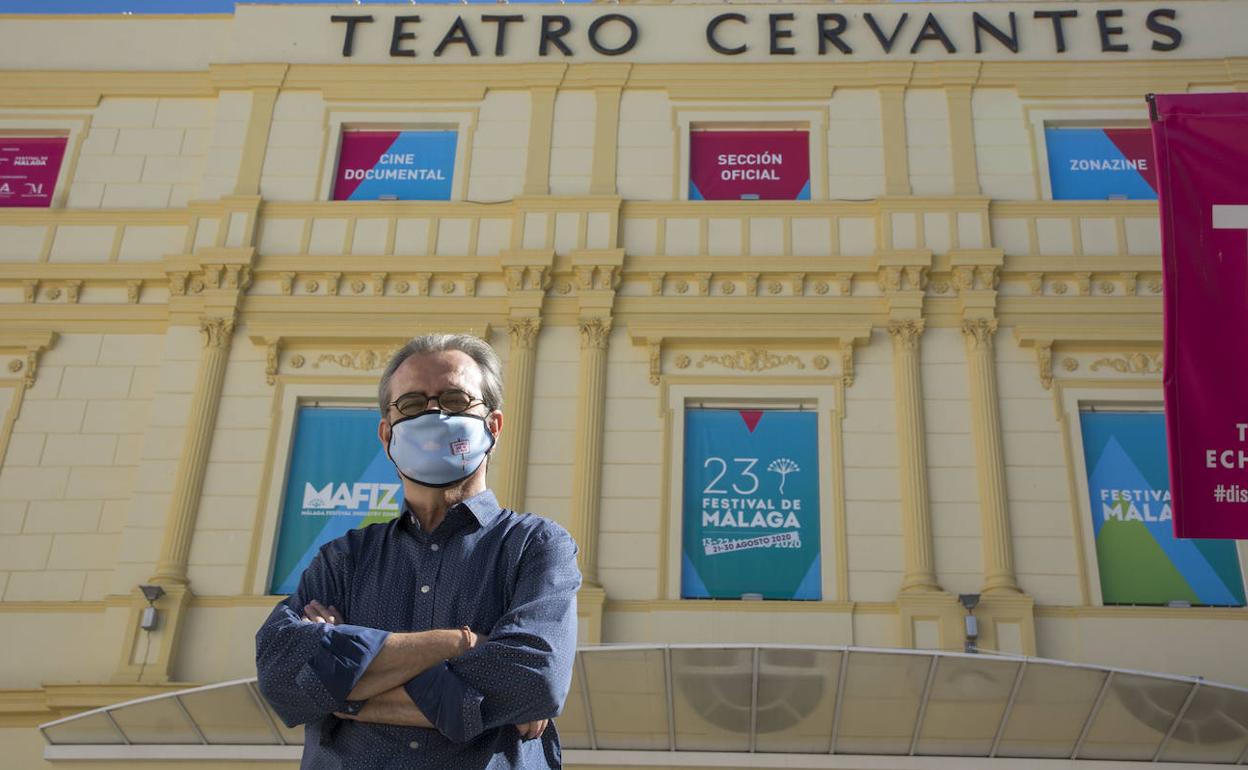 Juan Antonio Vigar, ayer, en la fachada del Cervantes y con una mascarilla diseñada por Javi Calleja para el festival. 