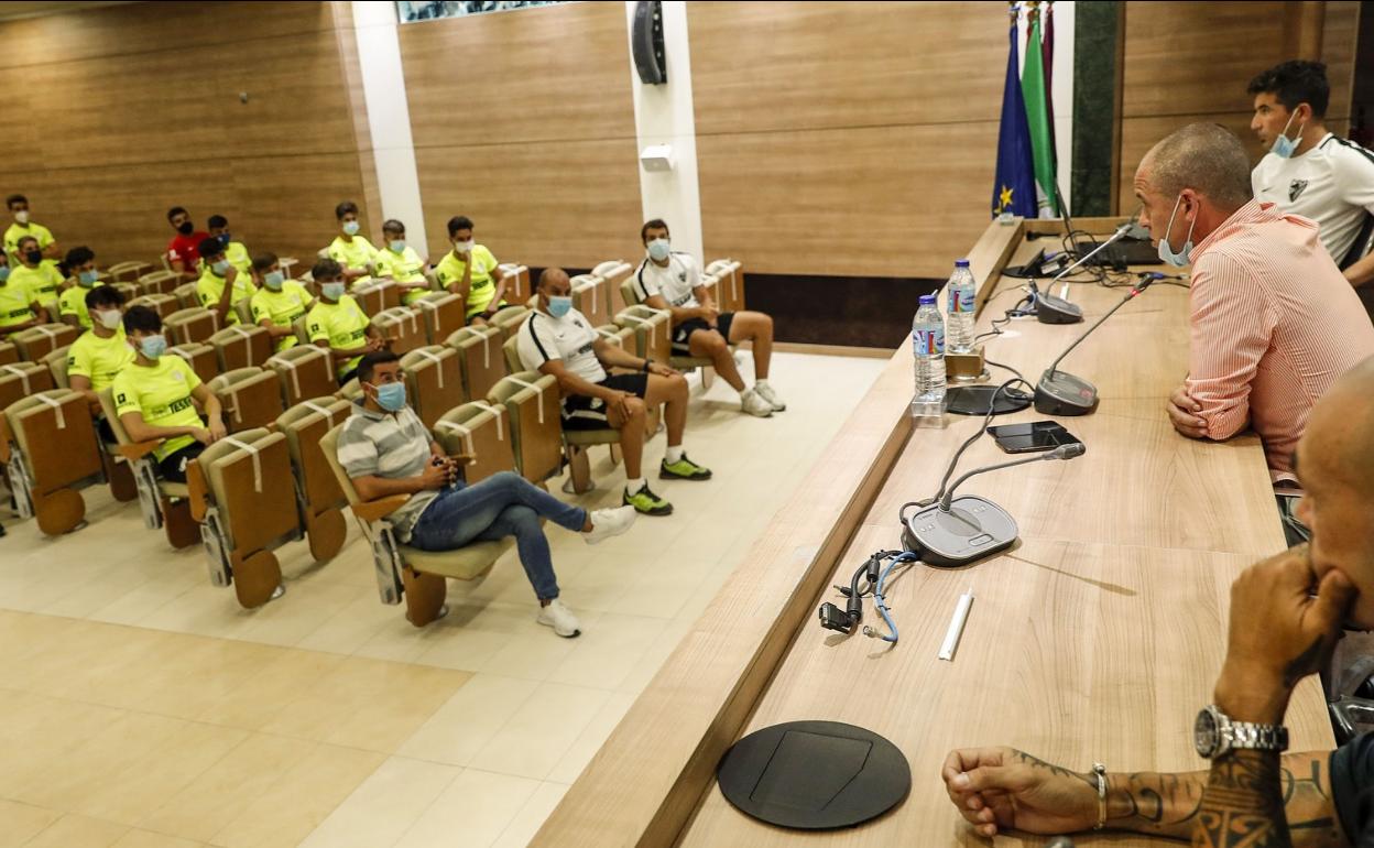 Funes, Duda y Manolo Gaspar se dirigen a los jugadores del filial en el primer día de vuelta a la actividad ayer lunes.