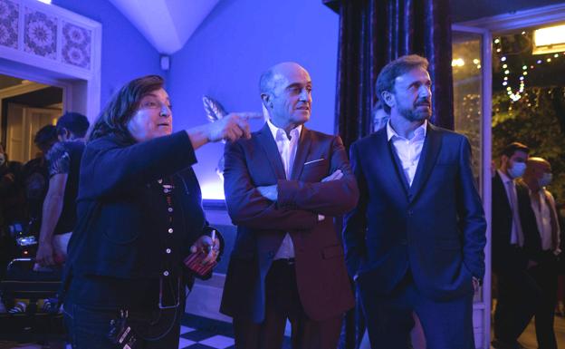 La directora Ane Murugarren dirige a Pepe Viyuela y José Mota en el set de 'García y García'.