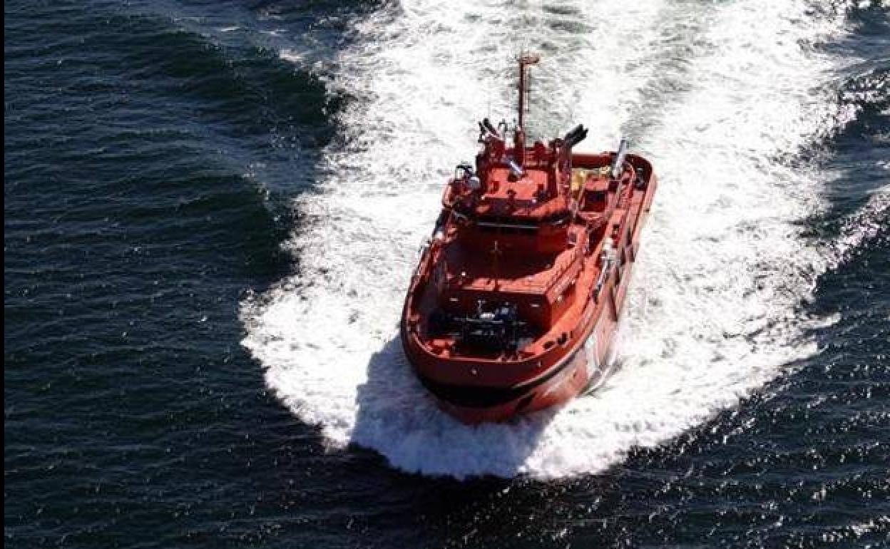 Rescatan a tres tripulantes de un pesquero con una vía de agua tras un aviso de socorro desde Marbella