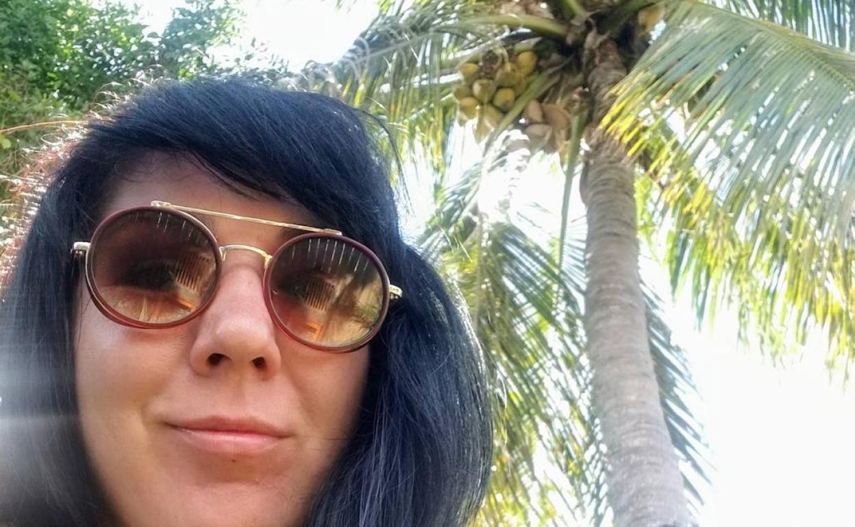 Paula Marfil, bajo el cocotero de su patio, en Miami.