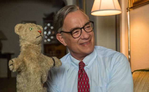 Tom Hanks es el presentador televisivo Fred Rogers en 'Un amigo extraordinario'.