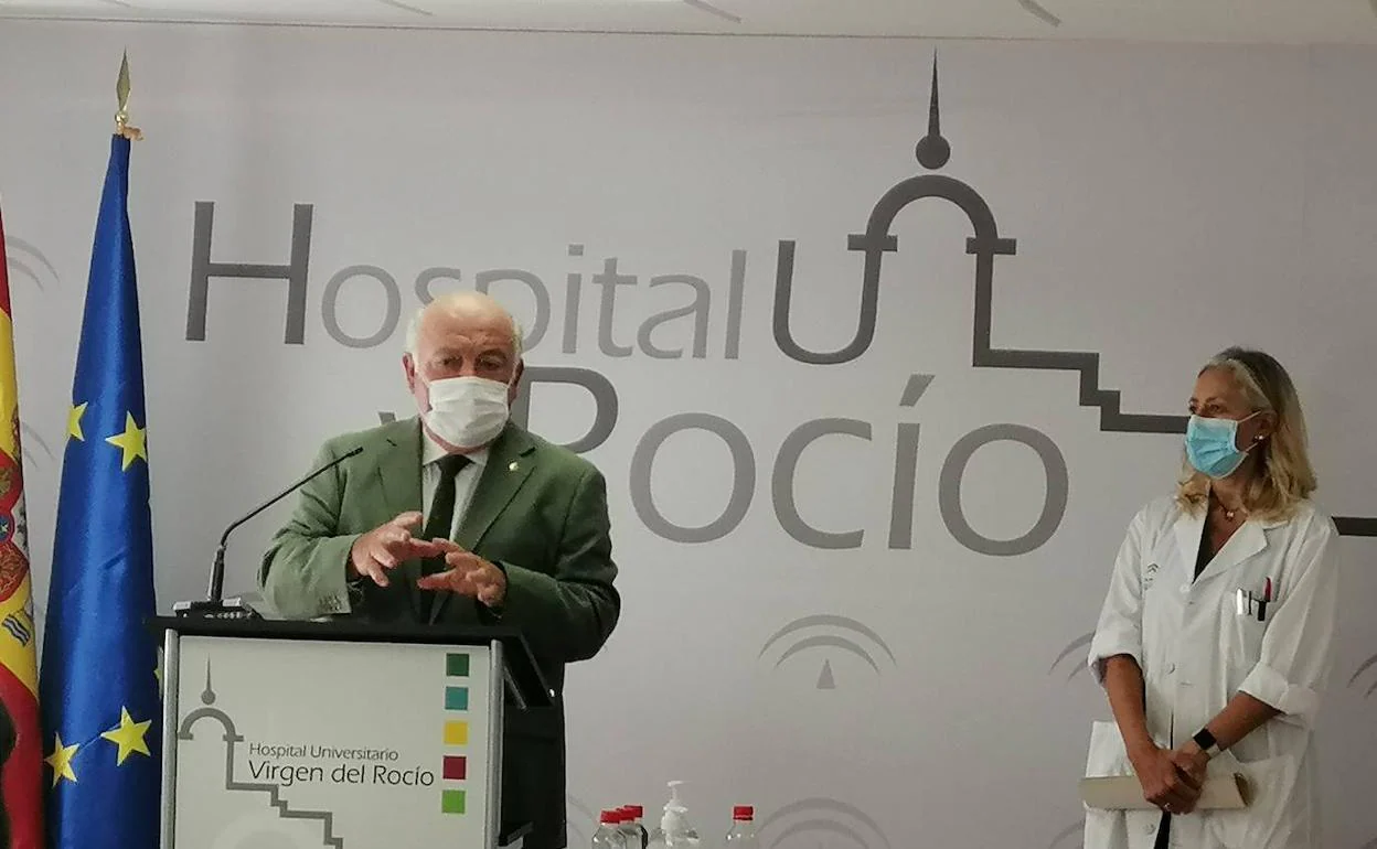 El consejero de Salud y Familias, Jesús Aguirre, en la rueda de prensa que ofreció este jueves en Sevilla. 