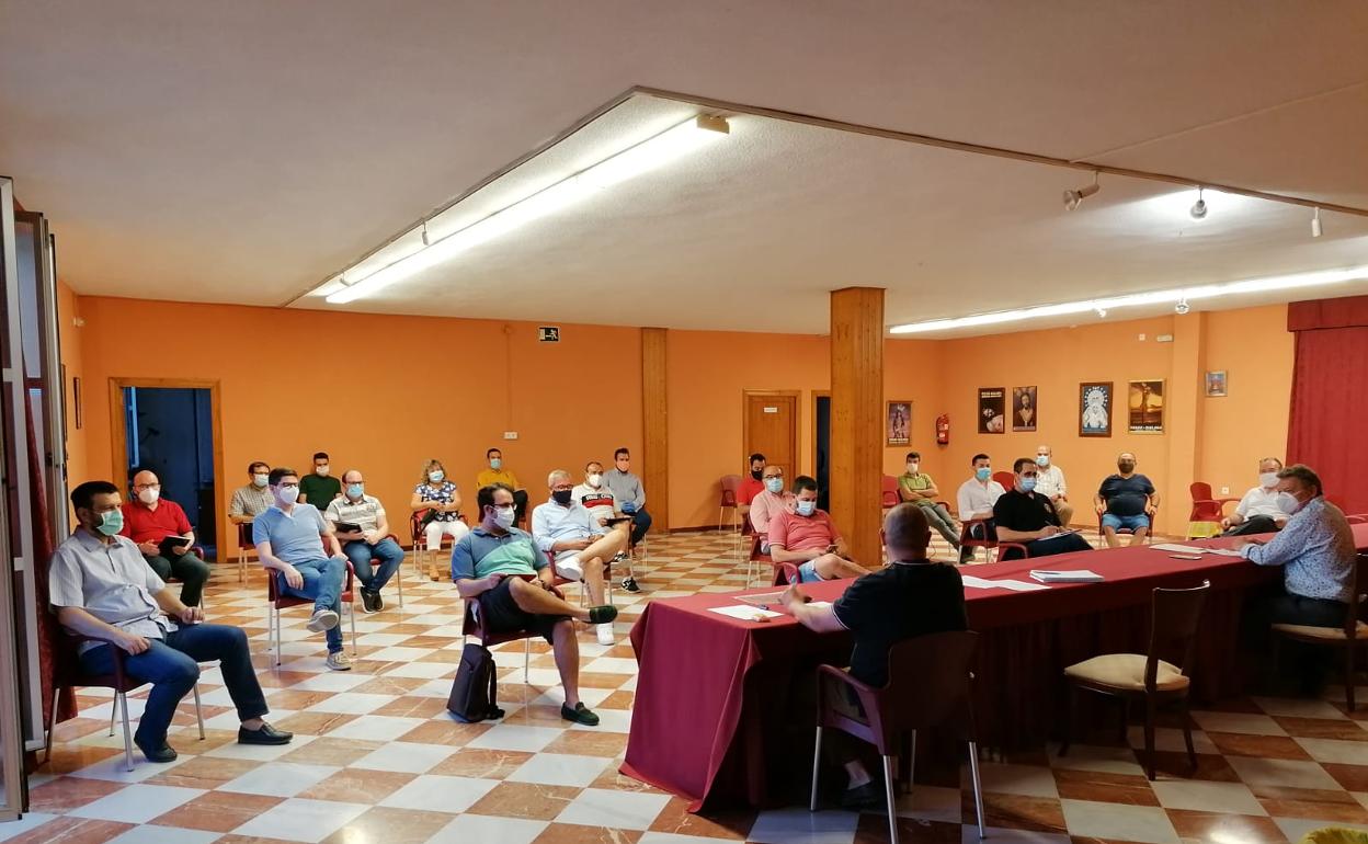 Reunión de la Junta de la Agrupación de Cofradías de Semana Santa de Vélez-Málaga celebrada el pasado junio. 