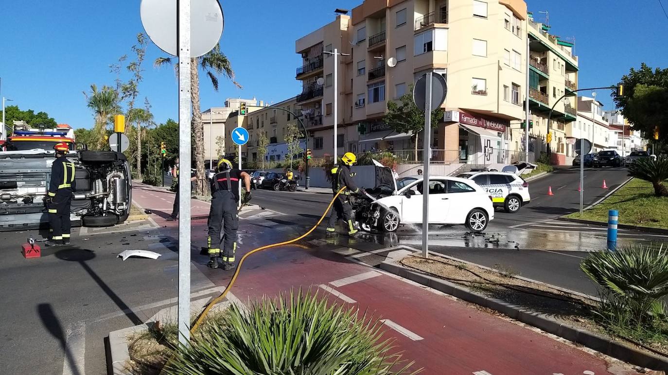Imagen principal - Espectacular accidente de tráfico en la avenida Plutarco, en Teatinos