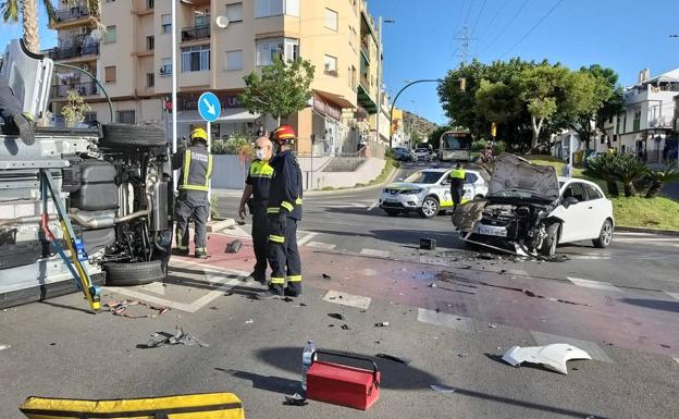 Espectacular accidente de tráfico en la avenida Plutarco, en Teatinos
