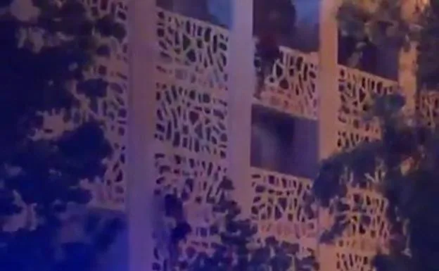 Vídeo | Clientes del hotel incendiado en Marbella escapan de las llamas trepando por la fachada