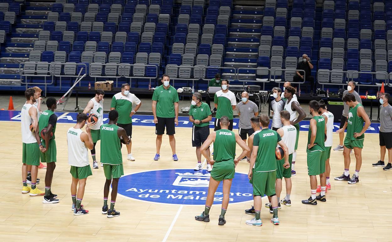 Luis Casimiro da una charla al grupo en uno de los primeros entrenamientos del verano, en el Martín Carpena. 