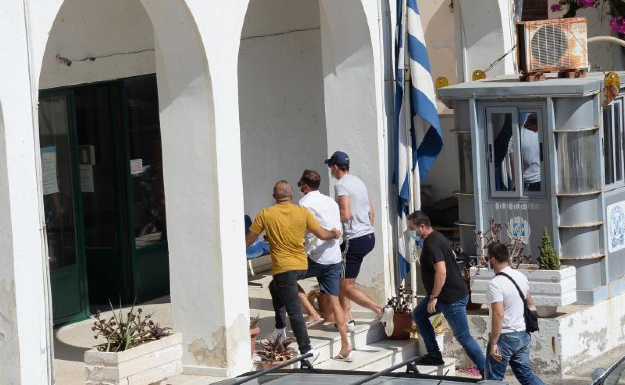 Harry Maguire (c), en la entrada a comisaría tras ser detenido. 