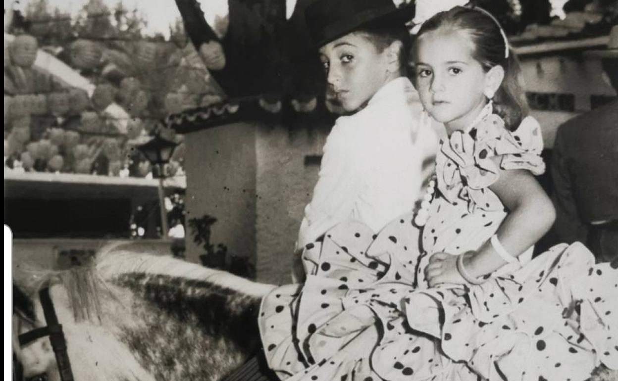 Camino de la feria a caballo y ataviada de flamenca. 