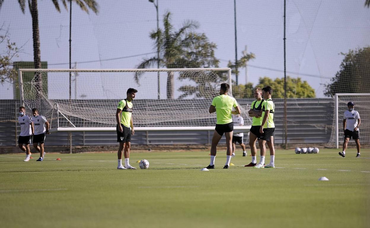 Juan Carlos, Adrián (de espaldas), Juanpi y Rolón, cuatro de los jugadores a los que se les exige una drástica rebaja salarial, en el campo de la Federación. 