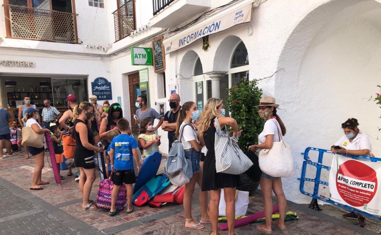 Cola para acceder este sábado a la playa de Calahonda en Nerja. 